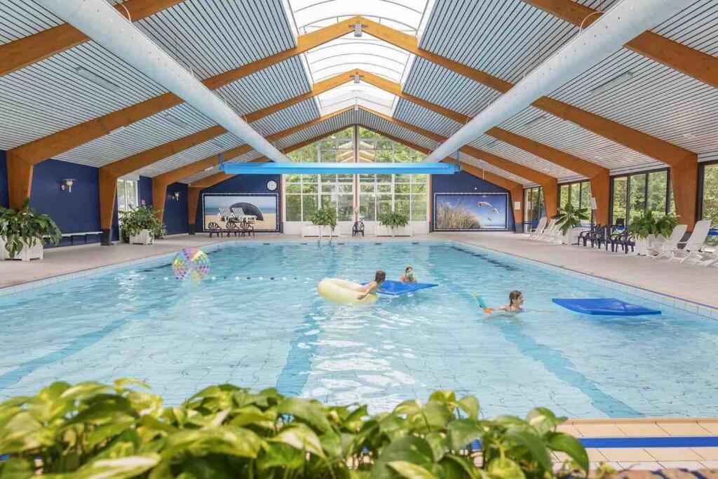 Vakantiehuisje Zeegeluk Vlakbij De Kust Sint Maartensvlotbrug Bagian luar foto